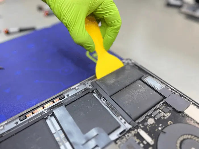 Cambiar la batería de una computadora ya que la otra se hinchó