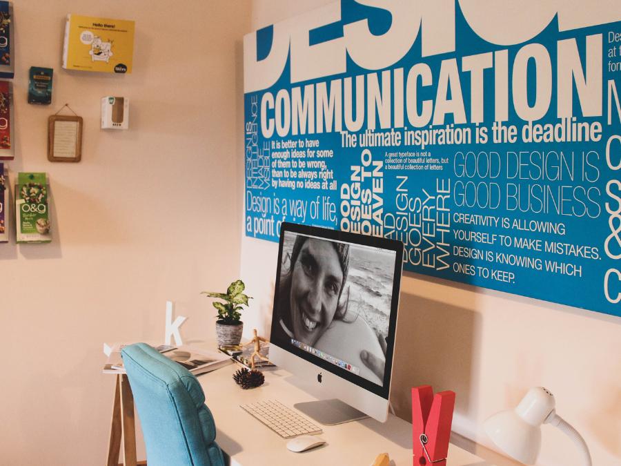 iMac computer over a desk in Miami home. The device is having power on issue and the Apple user will read Prime Tech Support blog to solve this issue