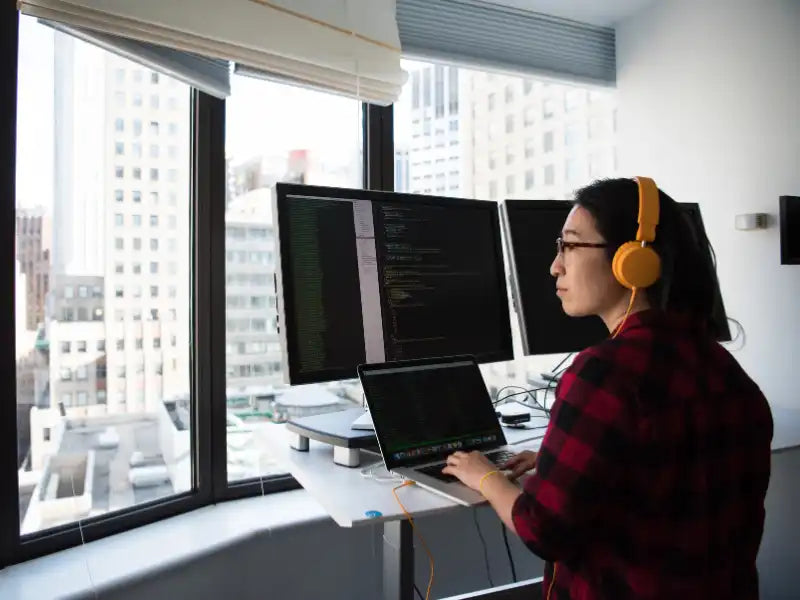 MacBook Pro user reading and implementing the tips exposed in Prime Tech Support blog post about MacBook Pro sound issues