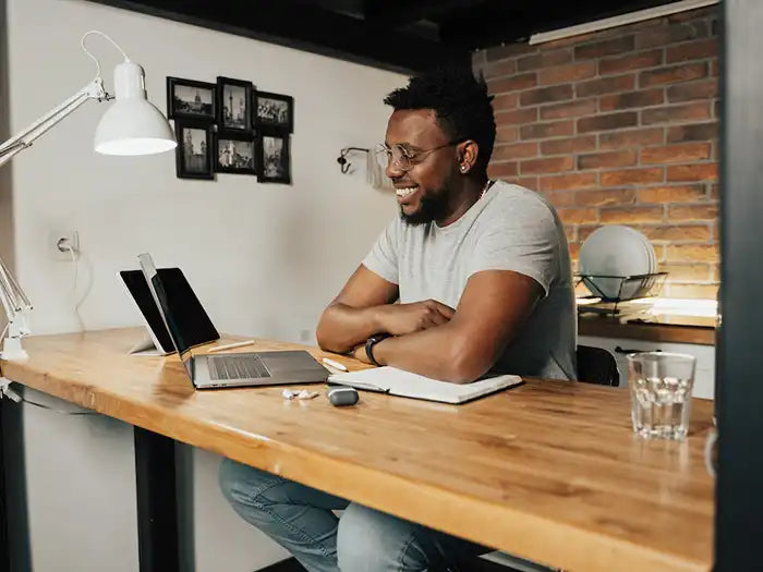 Man using his Macbook Pro to read articles about Macbook Pro performance in Prime Tech Support website