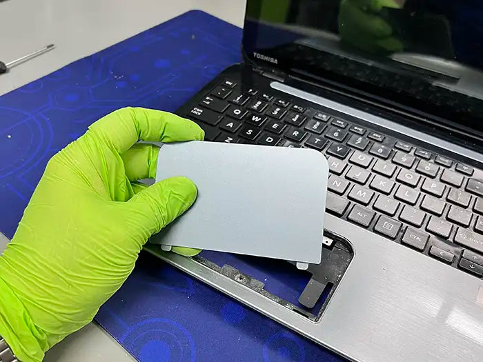 Prime Tech Support Technician offering a laptop trackpad  for a customer located in Miami