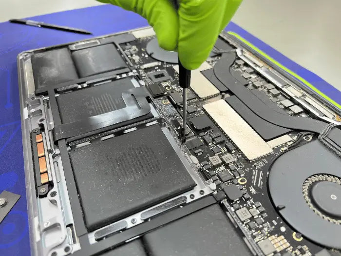 Prime Tech Support technician diagnosing and repairing a MacBook Pro battery